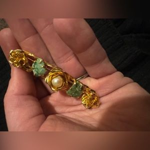 Brooch beautiful stone pearl